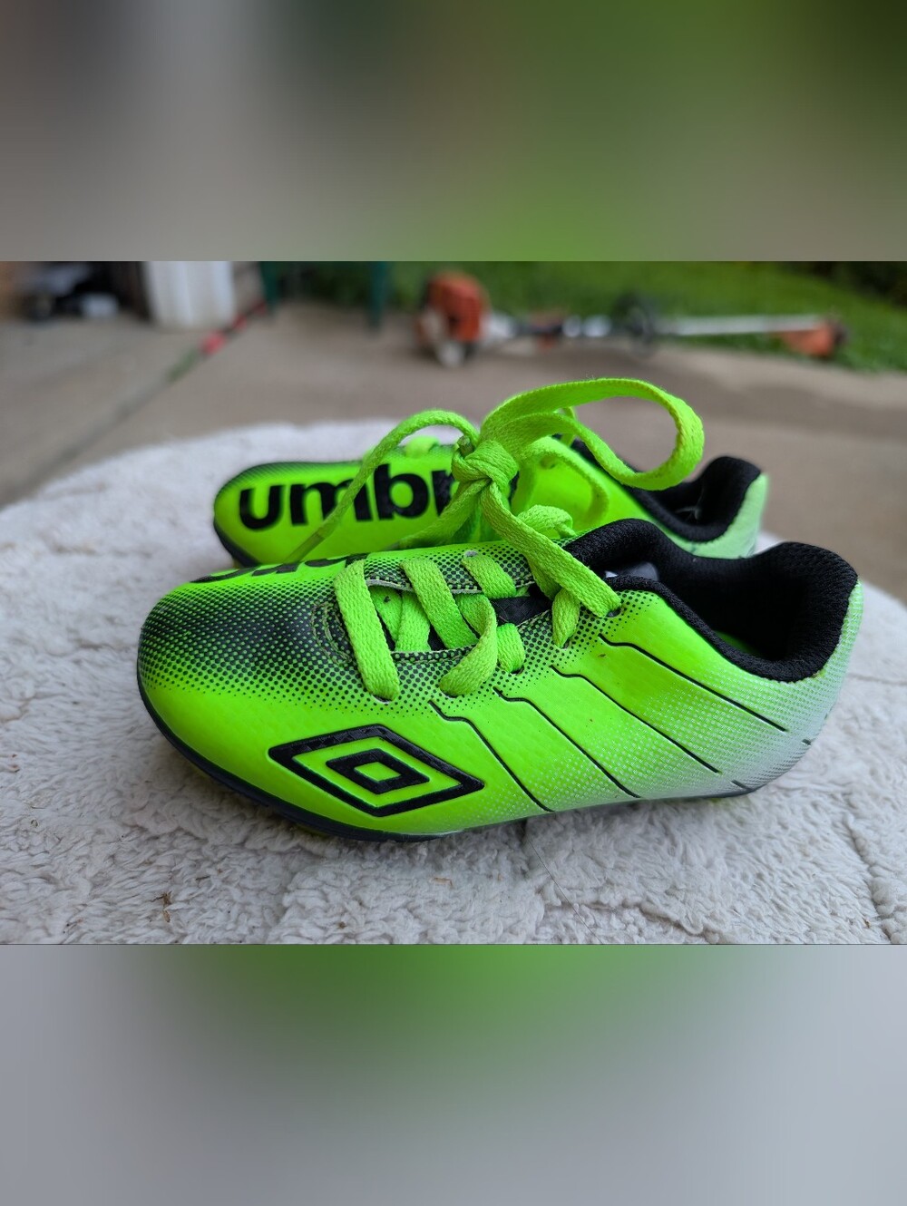 Umbro Bright Green Soccer Cleats Size 7